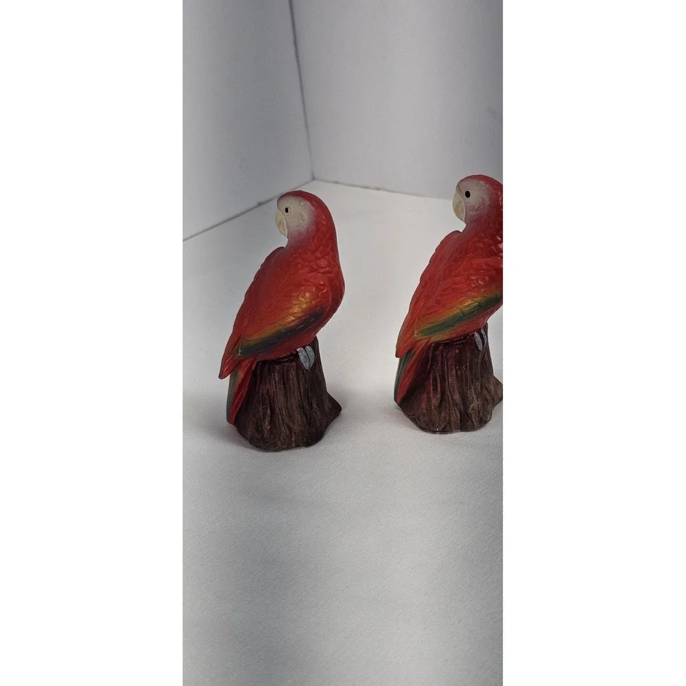 Vintage Salt‎ And Pepper Shakers Parrot Macaw Red from Mandalay Bay Casino